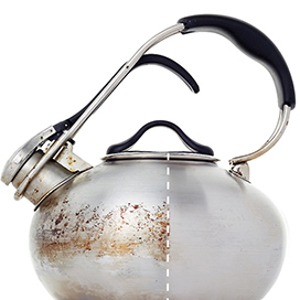 The method of removing stains from the teapot with baking soda