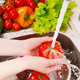 How to use baking soda and vinegar to clean and sterilize vegetables