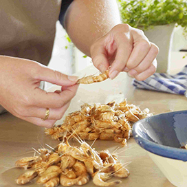 Get rid of the smell of prawns from your hands in seconds!