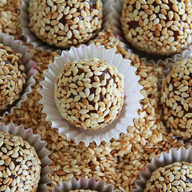 Dates balls with sesame and almonds